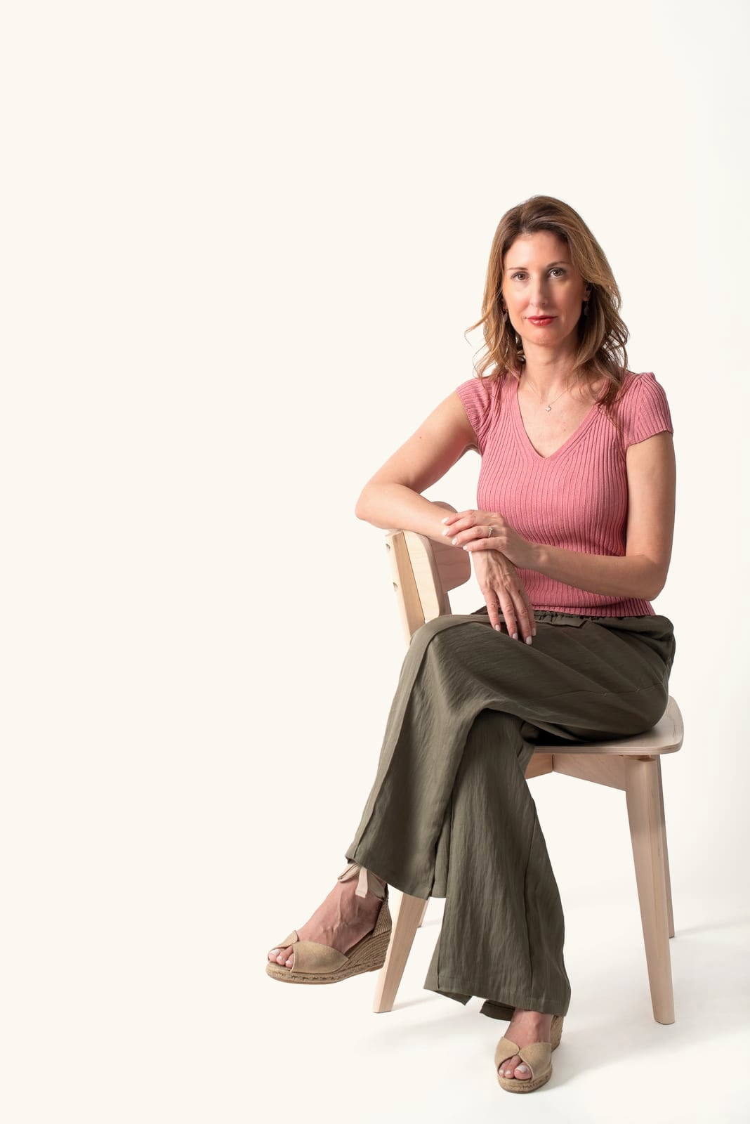 Noemí Mateos, sentada en una silla de madera
